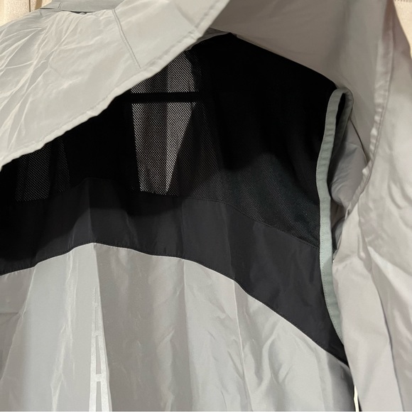 Women's NWT Reebok Vector Road Plus Convertible Pack-able Jacket - Picture 8 of 9